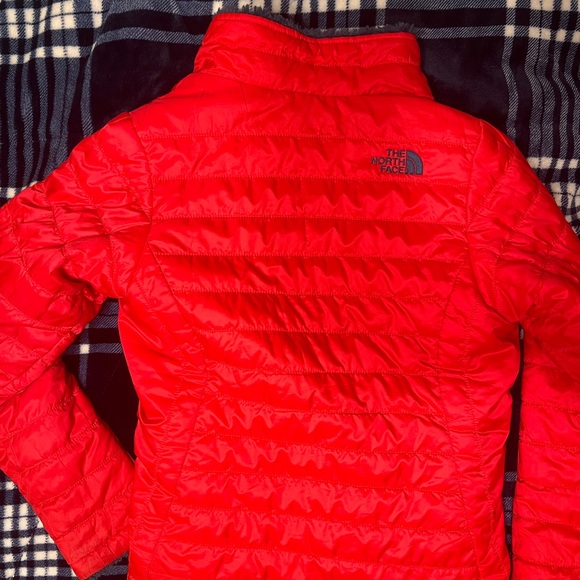 COPY - North face reversible: red and navy. - Picture 2 of 4